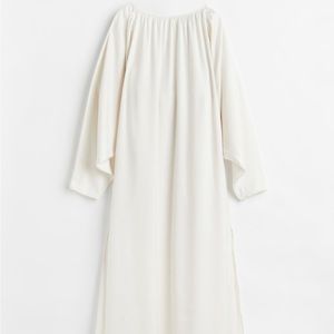 Voluminous station dress